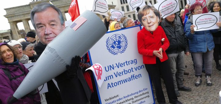 Menschenkette gegen Atomwaffen